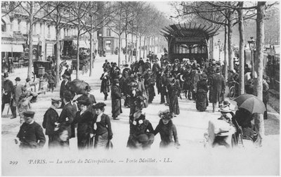 Ansichtkaart met de uitgang van het metrostation, Porte Maillot, Parijs, ontworpen door Hector Guimard (1867-1942) ca. 1905 door French Photographer